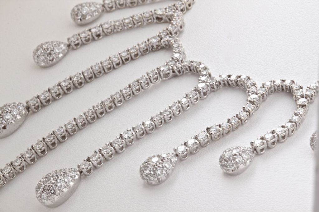 Diamond White Gold Necklace and Earring Set For Sale 1