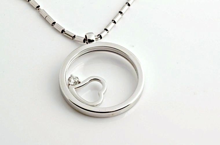 ROBERTO COIN Diamond Gold Circle Heart Necklace In New Condition For Sale In Los Angeles, CA