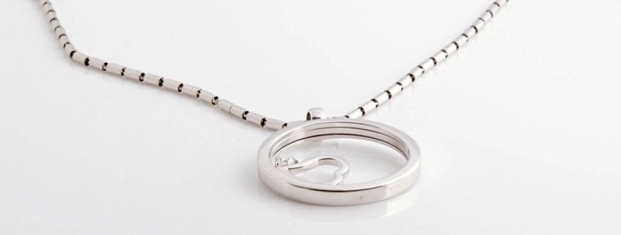 ROBERTO COIN Diamond Gold Circle Heart Necklace For Sale 2