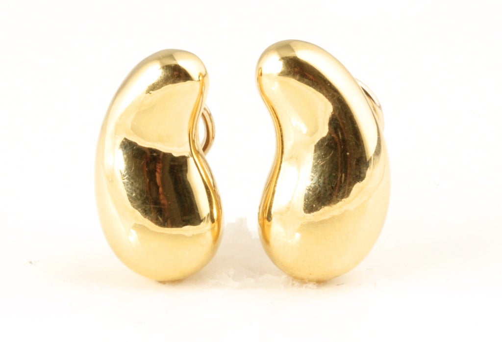 These earrings are designed as two beans. They are vintage and in very good condition.

20.6 grams