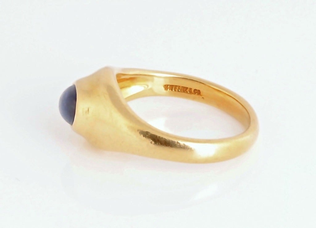 Contemporary TIFFANY & Co. Yellow Gold and Blue Sapphire Ring For Sale