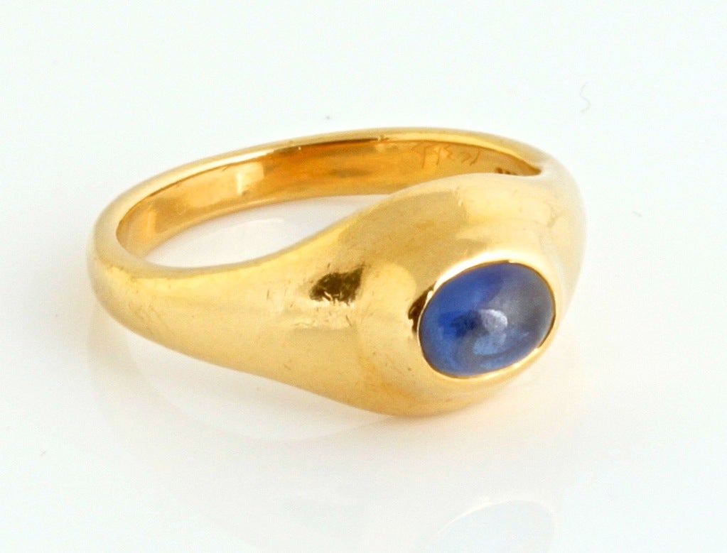 TIFFANY & Co. Yellow Gold and Blue Sapphire Ring In Excellent Condition For Sale In Los Angeles, CA