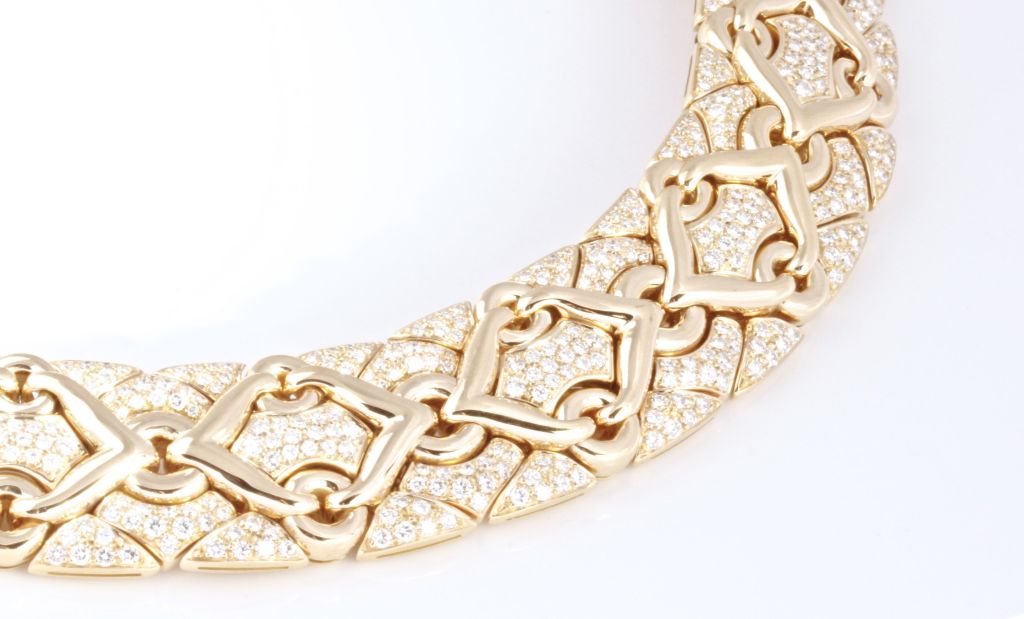 Diese klassische Halskette von Bvlgari ist eine der schönsten, die wir seit langer Zeit gesehen haben. Es ist atemberaubend, nicht nur in seinem Design, sondern auch im Zustand des Stücks. Mit einem Gesamtkaratgewicht von über 16 Karat glänzt und