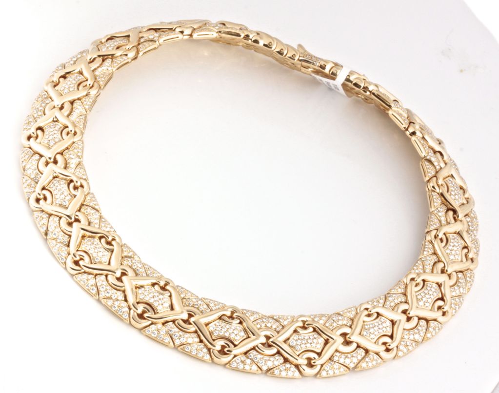 Contemporary BULGARI 'TRIKA' Diamond and Gold Necklace For Sale