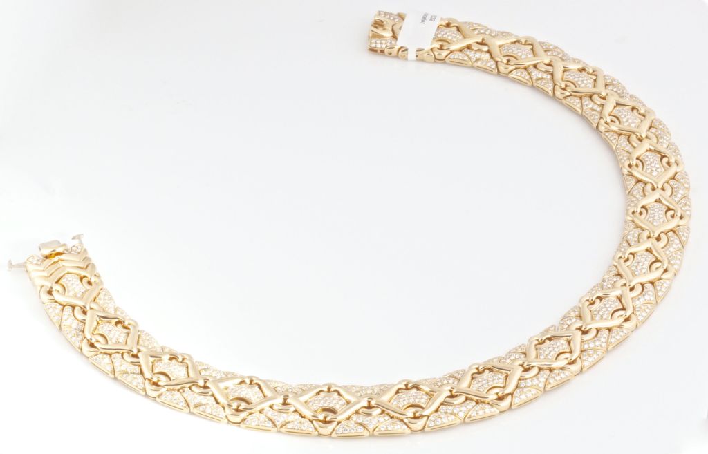 BULGARI 'TRIKA' Diamond and Gold Necklace In Excellent Condition For Sale In Los Angeles, CA