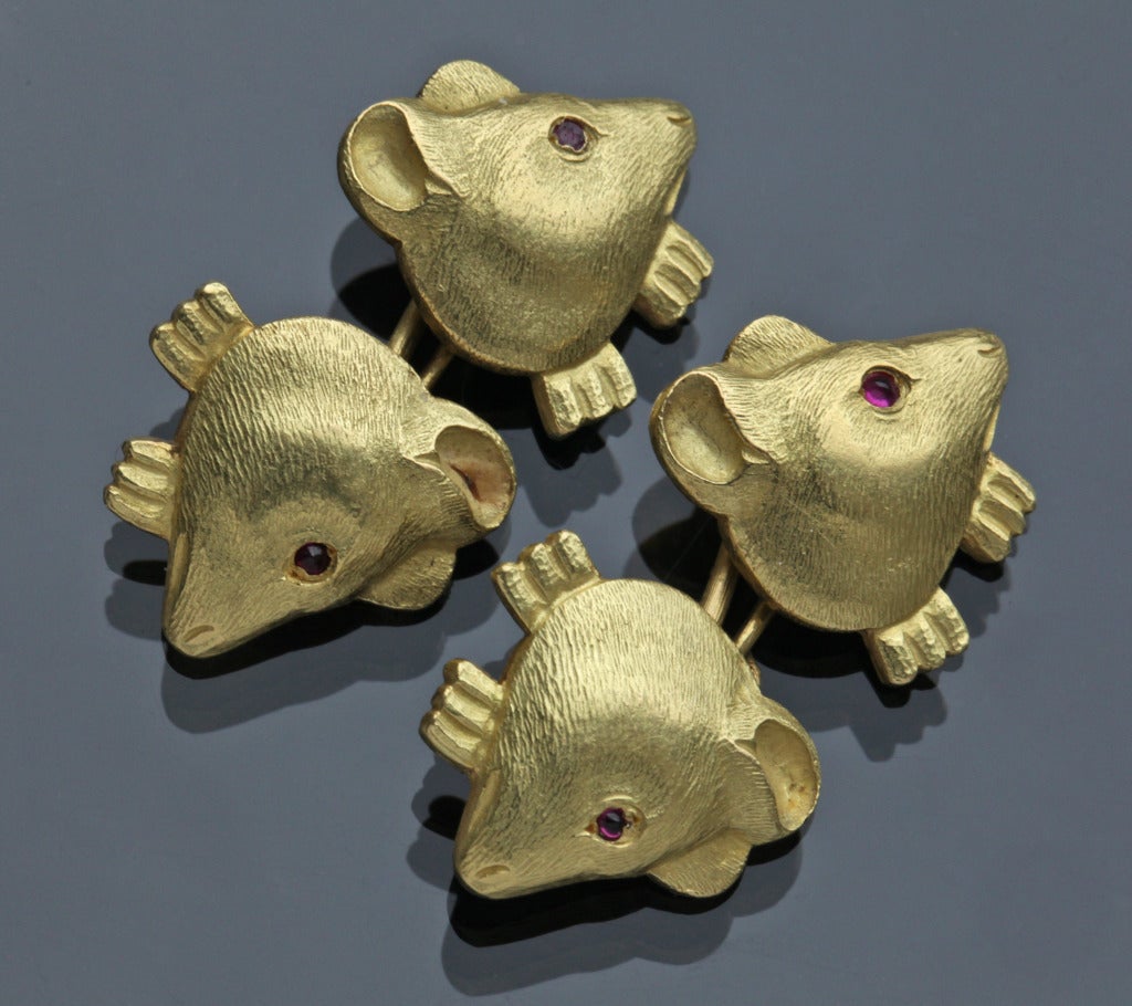 The mouse head measures 1.1cm wide
H: 1.8 cm (0.71 in)  W: 3.8 cm (1.5 in)
18ct gold