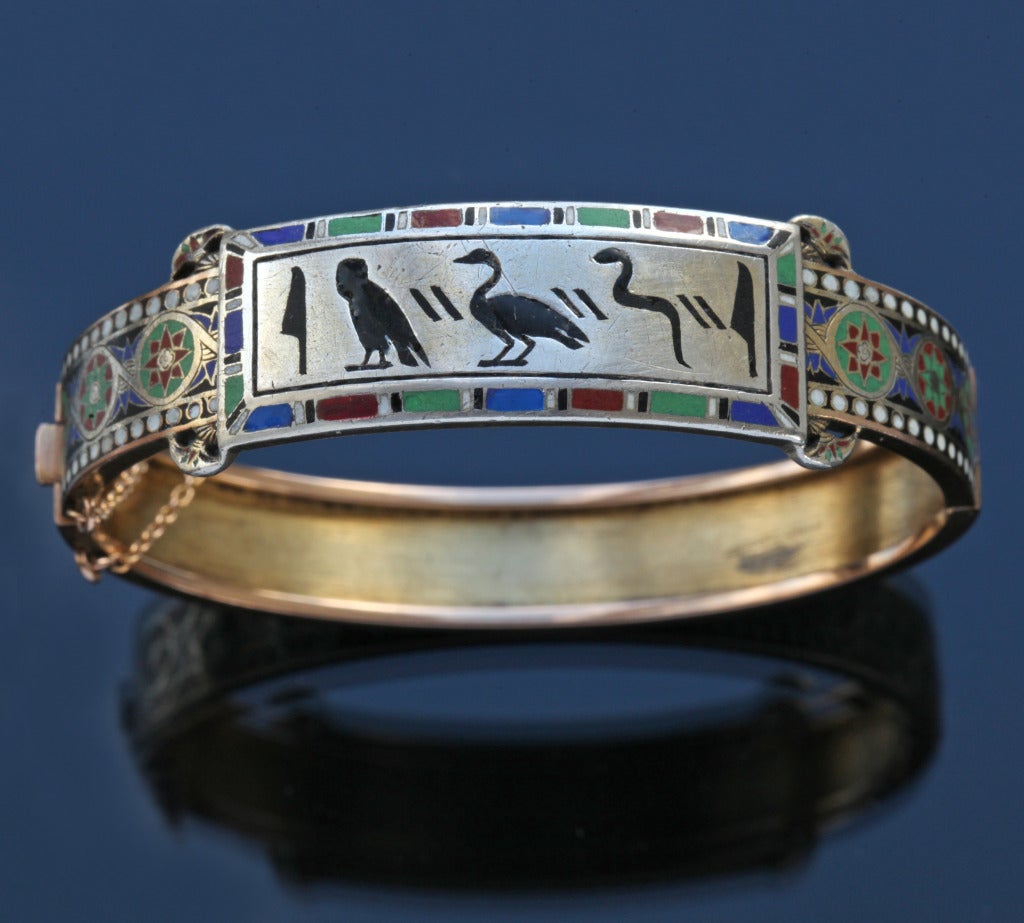 Remarquable bracelet éclectique de style égyptien et gothique.
H  1.60 cm (0.63 in)    W  6.80 cm (2.68 in)
Origine : France, C.I.C.
Marques : La marque du fabricant est partiellement masquée.
Boîtier : Étui ajusté
Condit : Bon, avec une petite