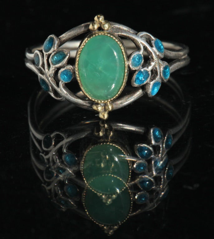 Seltener Ring von Liberty & Co:: entworfen von Jessie M. King. 
Dokumentiert: Liberty Jewellery Skizzenbuch:: S.183
Modellnummer 10068. 
Silber:: Gold:: Emaille & chrysoprase. 
H: 1.2 cm (0.47 in) 
Ringgröße: |UK:O½| |US:7.5| |EU:55.7|