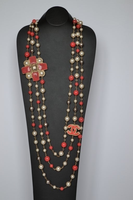 Chanel Necklace Paris Byzane Corail
Coral and white tones
3 rows
Golden stainless steel 
Costume pearls
CC logo
Dimensions : 35.5 inches
Never worn - pristine

It will come with a velvet pouch

All ours items are 100% authentic and