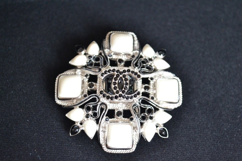Chanel Byzance brooch
Molten glass
Stainless steel
Black and white colors 
Dimensions: 2x2 inches
Chanel Made In France 
Pristine condition Never worn

All ours items are 100% authentic and original. No fake or other awful imitations
We are