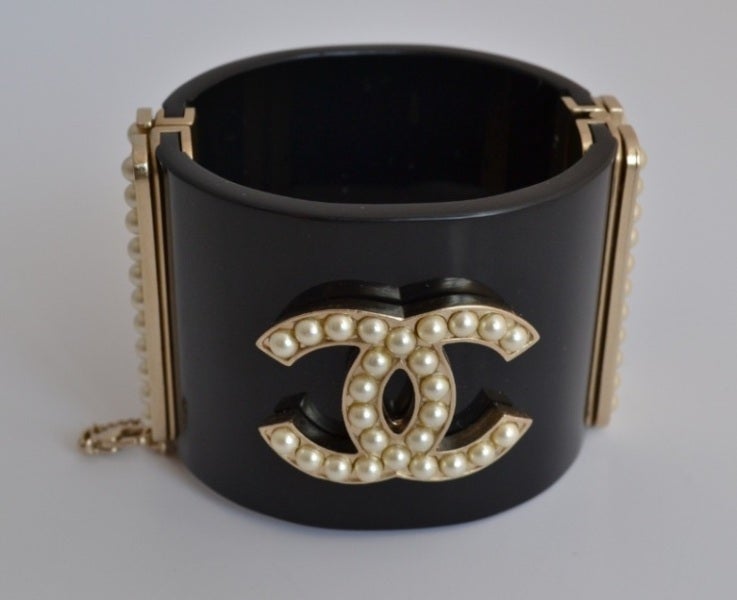 Chanel bracelet cuff Pearls

Resin and costume pearls

Security golden chain

Push button

Golden hardware

Never worn ? pristine condition

Dimensions :  9 x 2

It will come with a velvet pouch


All ours items are 100% authentic