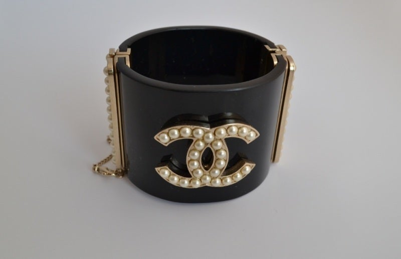 Women's Chanel bracelet cuff Pearls For Sale