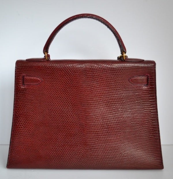 Hermes Kelly 32 Lizard Rouge H

Size very very rare for a Kelly Lizard. Usually, Lizard is 25 or 28

Rouge Hermes color (Red)

Lizard skin          

Golden hardware

2 pockets included

Hermes Paris Made In France

No stains or marks