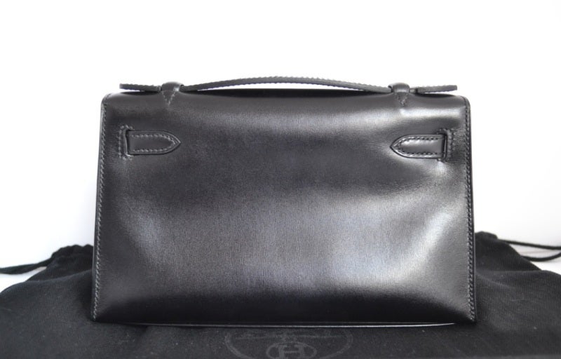 Hermès Kelly Pochette So Black

Limited Edition

Stamp N

Excellent condition as pristine

All plastic sealed

No scratches or marks.

Hermès Paris Made In France inside

Black ox leather

Ruthenium hardware ( so black)

Dimensions