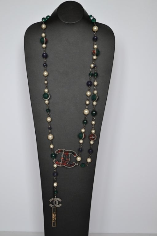 Chanel necklace or belt sautoir Scottish Paris Edimbourg
Pearls and glass pearls
Plastron with Scottish design
Golden stainless steel
New condition

Dimensions: 95cms (closed)
It comes with a extra dustbag

All ours items are 100% authentic