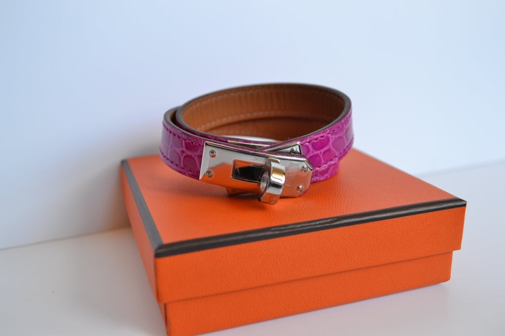 Hermes Kelly bracelet Double Tour 
New condition - No scratches - Made In France 
Alligator Skin
Rose Sheherazade
Palladium hardware
Stamp P (2012) 
Never used 

Dimensions : 36 x 1 cms 
It comes with a box and case All ours items are 100%