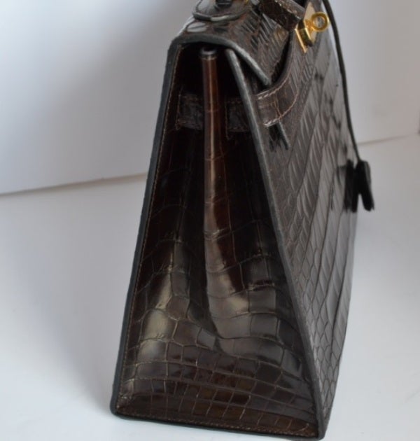 Hermes Kelly 32 handbag in Porosus crocodile with gold hardware In Good Condition In Paris, FR