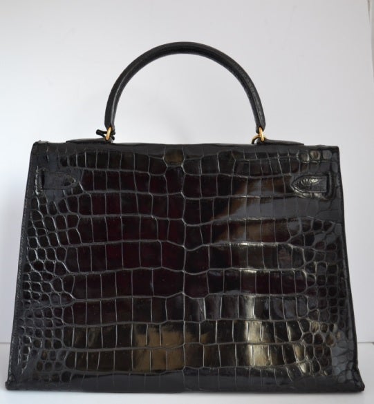 Authentic Hermès Kelly 35 crocodile Porosus

This Hermès Kelly 35 is in good condition.

Golden hardware. Gold plated

No holes - no important marks

Interior in very good condition.

Genuine crocodile Porosus in shiny black color Hermès