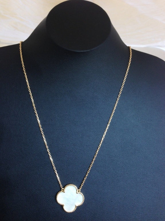 Van Cleef & Arpels Alhambra necklace
Yellow gold & Mother of pearl
16.5 inches (42 cms)
The leaf size is 0.90 x 0.90 inches (2.3 x 2.3 centimeters)

Pristine condition – Never worn
It comes with a extra velvet pouch
All ours items are 100%
