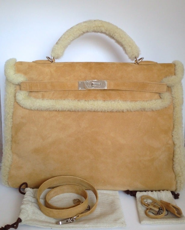 Exceptional Hermes Kelly 40 Teddy Plush
Probably one of the rarest models of Hermes.
Totally sold out at Hermes
Designed by French designer Jean Paul Gaultier
Limited Edition: It exists less than 150 pieces in the whole world.
Genuine shearling