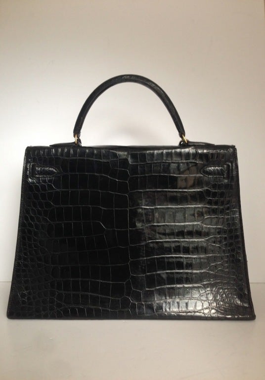 Black crocodile porosus
Gold hardware.
This Hermès Kelly 35 is in good condition
No holes – normal use
Interior in good condition
Genuine crocodile Porosus in shiny black color Hermès Paris
Dimensions: 35 x 25 x 15
It will come with: Original