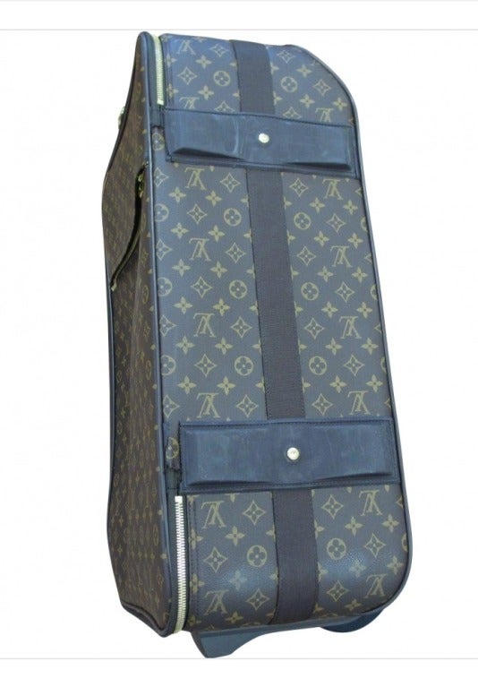 Louis Vuitton Pegase 70 rolling luggage In Excellent Condition In Paris, FR