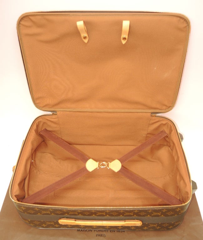 Louis Vuitton Pegase 55 
Made in France  
Rolling Luggage 
Material Canvas Leather  
Main color: Brown  
Monogram canvas is very good condition. 
Some scuffs and stains on leather surface. 
Shape:Very good condition.  
Corners : Minor scuffs