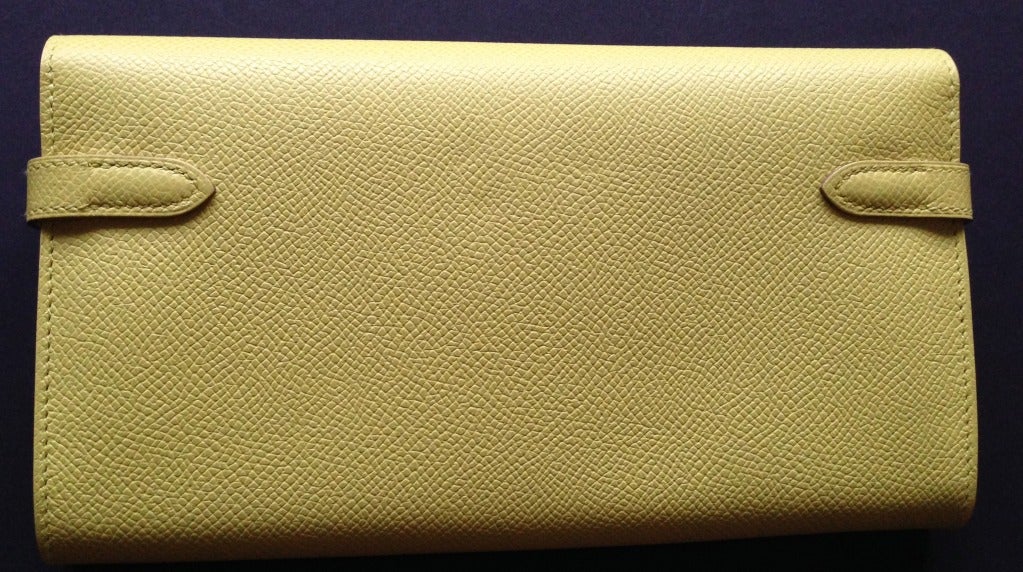 Hermès Kelly Long wallet Lime 

Hermes Kelly long Wallet 
Lime color 
Palladium hardware

O stamp in square 

New – never worn 
Plastic still on hardware

Hermès Made In France 

Dimensions : 8