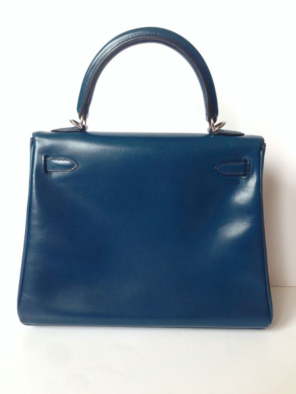 Hermès Kelly 25 Bleu Abysse Box Kalb
Box Kalbsleder Bleu Abysse
Palladium-Beschläge
Ausgezeichneter Zustand - Schonend benutzt
Stempel M im Quadrat
Hermès Paris Hergestellt in Frankreich
Abmessungen: B25 x H19 x T10 cm (B9,8
