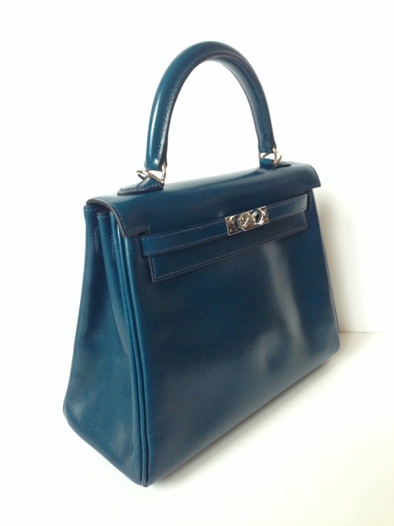 Hermès Kelly 25 Bleu Abysse Box Kalbsleder Box Kalbsleder Bleu Abysse im Zustand „Hervorragend“ in Paris, FR