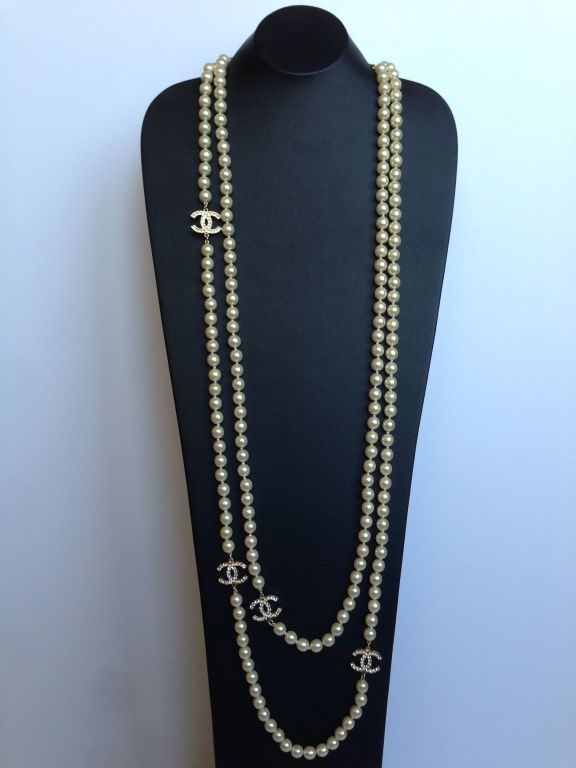 Chanel Sautoir Pearls Multi-strand
Silver stainless steel
Costume white faux pearls
CC logo with strass
Dimension: 80 inches
Excellent condition
Chanel Made In France
It will comes with a velvet pouch
 
All ours items are 100% authentic and