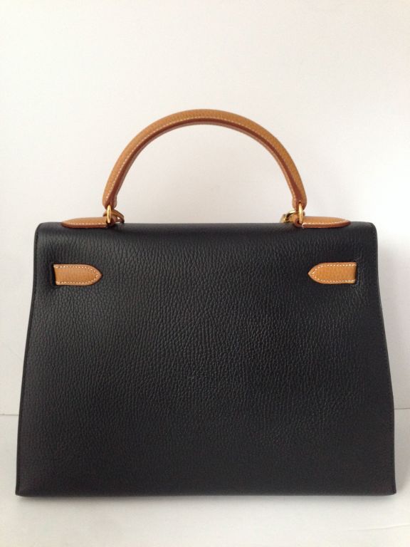 Hermès Kelly 32 Bicolore Sellier Ardennen
Seltenes und ausverkauftes Vache Ardennes Leder
Bicolore Schwarz und Gold
Vergoldete Hardware
 
Der Taschenreißverschluss ist in einwandfreiem Zustand
Version Sellier
 
Hermès Hergestellt in