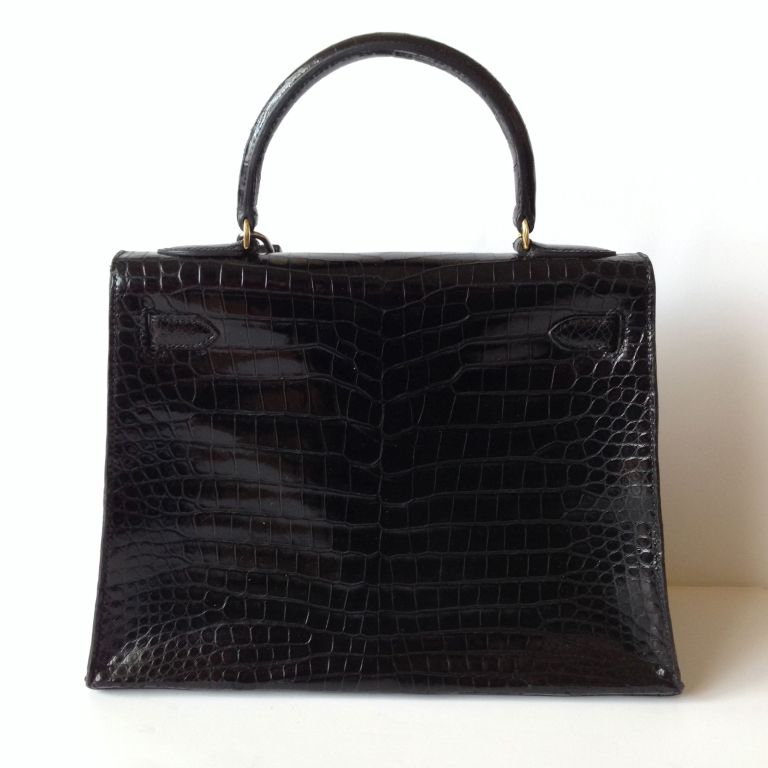 Hermes Kelly 28 black Porosus crocodile
 
Rare size
Black crocodile Porosus
Gold hardware
T stamp
Hermes Made In France  
Excellent condition - Corners are in good condition - Skin is in beautiful condition.
This is the smarter bag existing