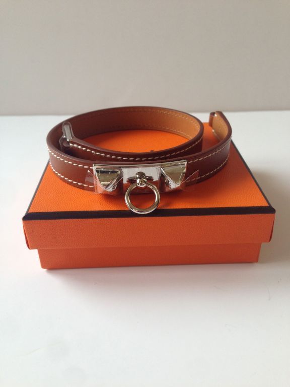 Hermes Rivale bracelet 

Barenia leather 
Fauve color ( natural)

Palladium hardware 
Hermes Paris Made In France

Stamp Q 2013

New condition – Never worn

Dimensions : 14,25 x 2,5 cms
It comes with a box and pouch

All ours items