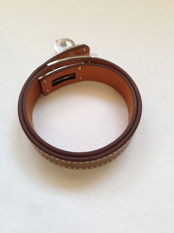 Hermes Kelly bracelet Double Tour
New condition - No scratches – 
Hermes Made In France
Box leather
Etoupe color
Palladium hardware
Stamp P (2012) – Never used
Dimensions : 14,25 x 0,4 inches
It comes with a box and pouch

All ours items