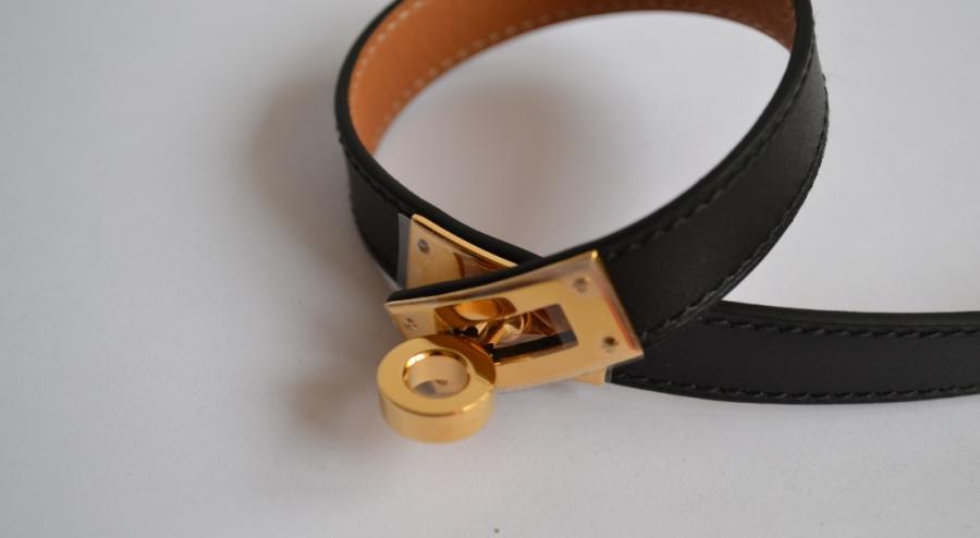 Hermes Kelly bracelet Double Tour
New condition - No scratches – 
Hermes Made In France
Box leather
Black color
Gold plated hardware
Stamp P (2012) – Never used
Dimensions : 14,25 x 0,4 inches
It comes with a box and pouch

All ours items