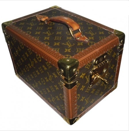 Louis Vuitton Boite a Flacons Trunk

Monogram canvas

Very good condition for its age. Gently used

Interior very clean coming with a beauty box including mirror

Golden brass in very good condition

Dimensions: 8