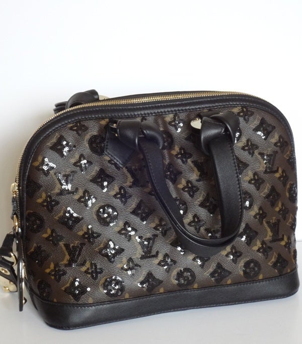 Louis Vuitton Alma Monogram  Eclipse

“Couture” model in excellent condition

Mongram canvas with black leather trim and polished golden brass pieces.

Alcantara lining

Double zip closure

Collection Fall /Winter2009. Cuurently no longer