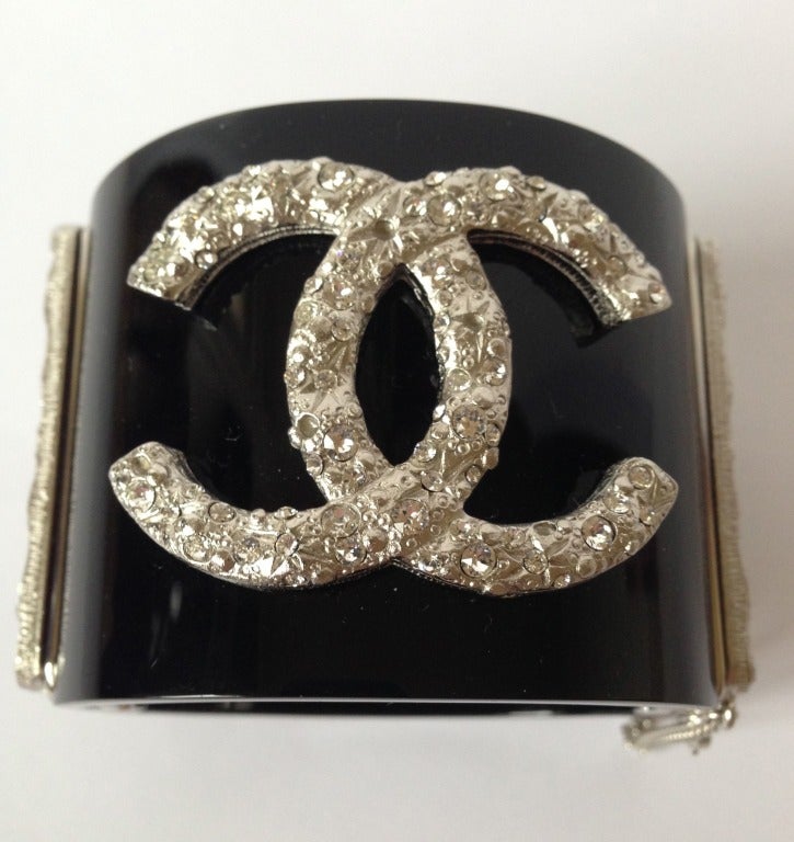 Chanel Cuff Bracelet
New Collection
Black resin
Stainless steel
Silver hardware
CC symbol
Never worn pristine condition
It comes with a velvet pouch
 
All ours items are 100% authentic and original. No fake or other awful imitations
We are