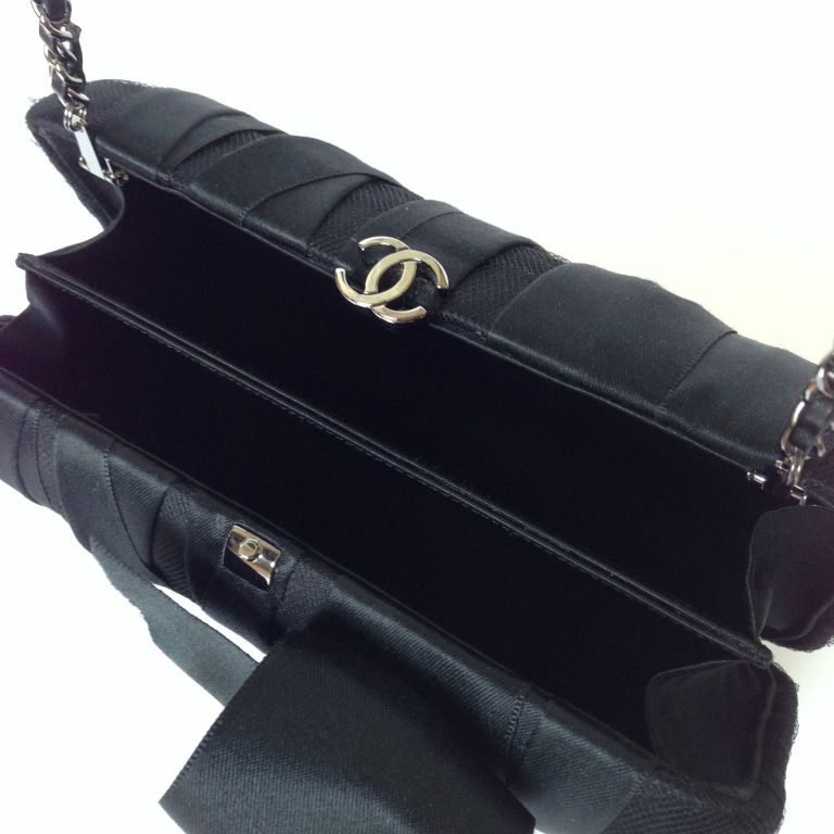 Rare and collectible Chanel Nœud minaudiere clutch 1