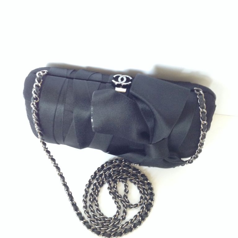 Rare and collectible Chanel Nœud minaudiere clutch 2