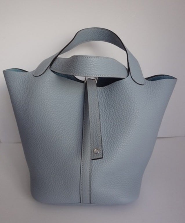 Hermes Picotin MM Bleu Lin

New color Fall-Winter 2012-2013


New condition

Taurillon Clemence with Palladium hardware

Stamp P (2012). Hermes Paris Made In France

Dimensions: 8.5W x 9H x 7D, in inches

It comes with a dustbag and