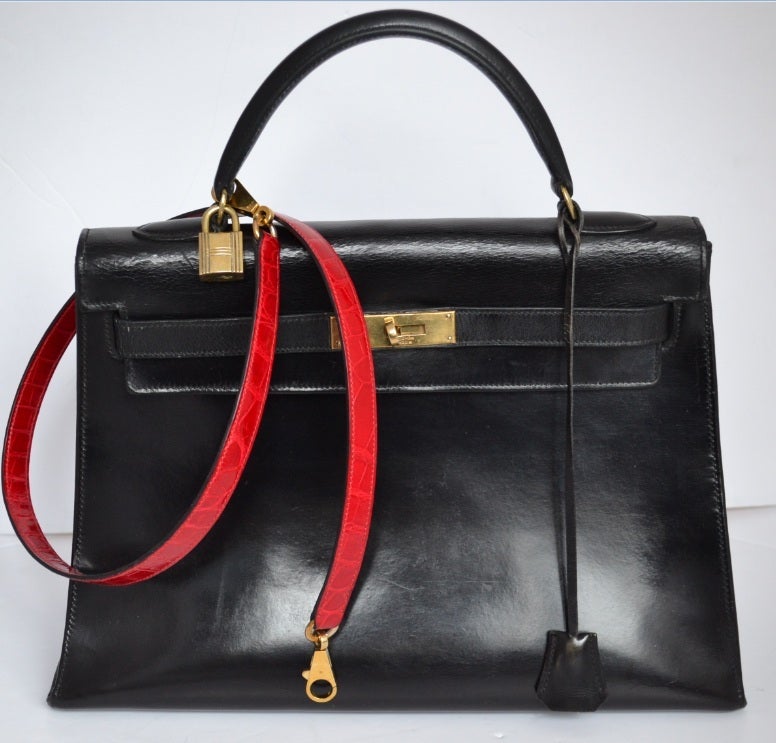 Hermes Kelly 32 Black box with gold hardware and crocodile strap

 

Box leather with a beautiful strap made in red crocodile

 

Gold hardware

 

Vintage model in good condition. Minors scratches or marks.

 

Hermes Paris.

