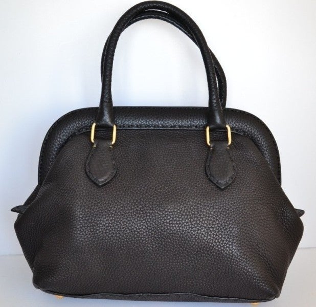 Sac Fendi Doctor bag

Pristine condition

Roman leather

Black color

Golden hardware


There is own serial number 49-35-18102

Plate in real silver sterling 925


Linen lining

2 handles

 
Dimensions

13.5” x 9.25” x 6”.