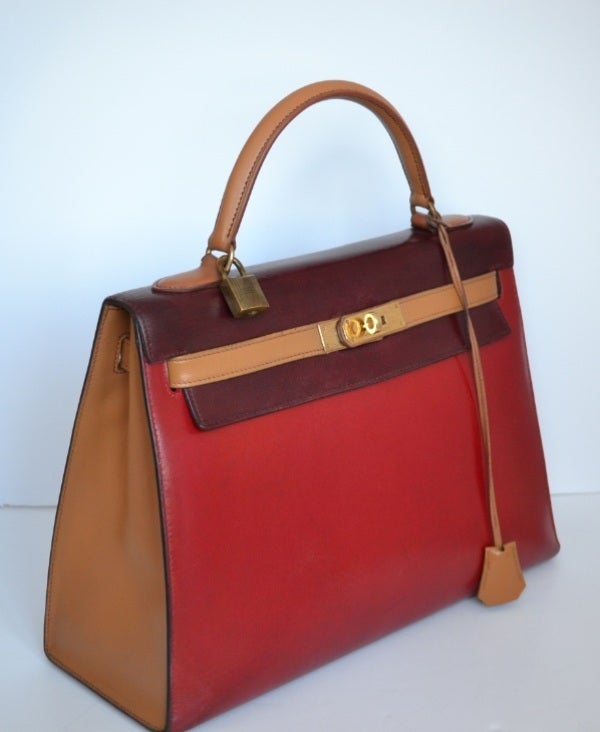 Hermes Kelly 32 Tricolore

Box leather 3 colors : Rouge H, gold and Bordeaux

Tricolore ( 3 colors) is a rare Hermes version

Gold hardware

Good condition - gentle marks or scratches on the exterior - Interior is odorless / little