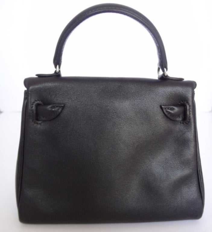 Hermes Kelly Idole (Kelly Doll) Gulliver Black

Very very rare. Collector and unique Hermes piece

Less than 150 in the world and even less in black color

Veau Gulliver leather. It is a sold out leather at Hermes

Black and havane