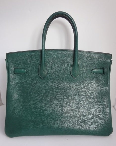 Authentic Hermès Birkin 35 Vache Ardennes Vert Foret

This Hermès Birkin is in good condition

Vache Ardennes is collector leather. Very rare

Gold Hardware

Letter Y.

Made In France

Dimensions:  

35 cm L x 25 cm H x 20 cm W

It