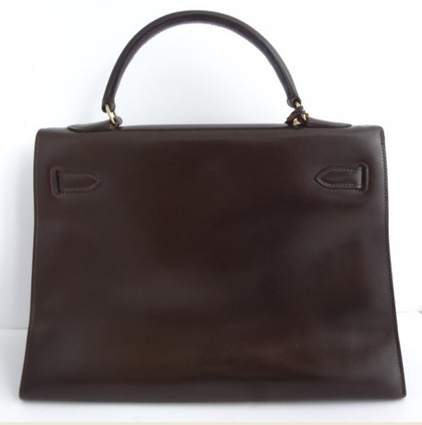 Hermes Kelly 32 handbag

Box leather in brown color with gold hardware

Vintage model

The vintage models are more gorgeous and stronger than new generation.

Good condition with a handle in good condition.

This is the smarter bag