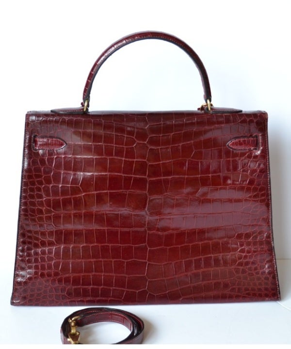 Hermes Kelly 35 Rouge H Crocodile Porosus with gold hardware

Rouge H color ( Red). Rouge H means Rouge Hermes. It is a very very rare color for a crocodile skin.

This Kelly is in a very good condition. Light use . Little scratches on hardware,