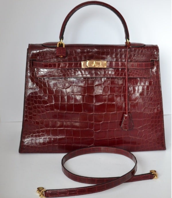 Hermes Kelly 35 Rouge H Crocodile Porosus with gold hardware In Excellent Condition In Paris, FR